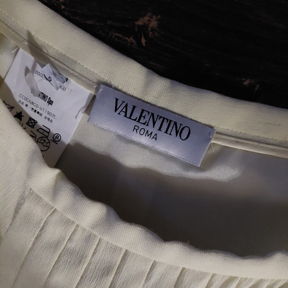 Pale yellow Valentino - Picture 1 of 2